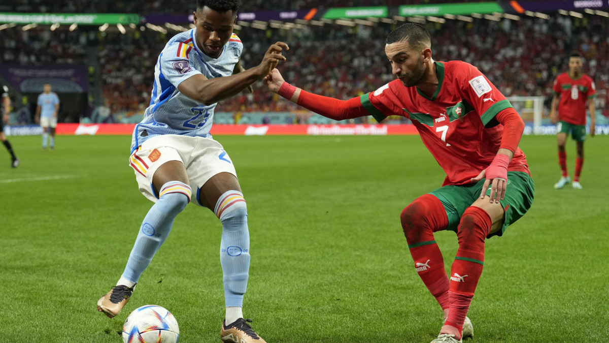 A spanyol Ansu Fati (b) és a marokkói Hakim Zijes a katari labdarúgó-világbajnokság nyolcaddöntőjében játszott Marokkó-Spanyolország mérkőzésen az ar-rajjáni Egyetemvárosi Stadionban 2022. december 6-án.