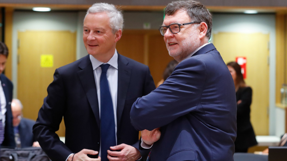 Zbynek Stanjura cseh (j) és Bruno Le Maire francia pénzügyminiszter beszélget az EU-tagországok gazdasági és pénzügyminisztereit tömörítő tanács, az Ecofin ülésének kezdetén Brüsszelben 2022. december 6-án.