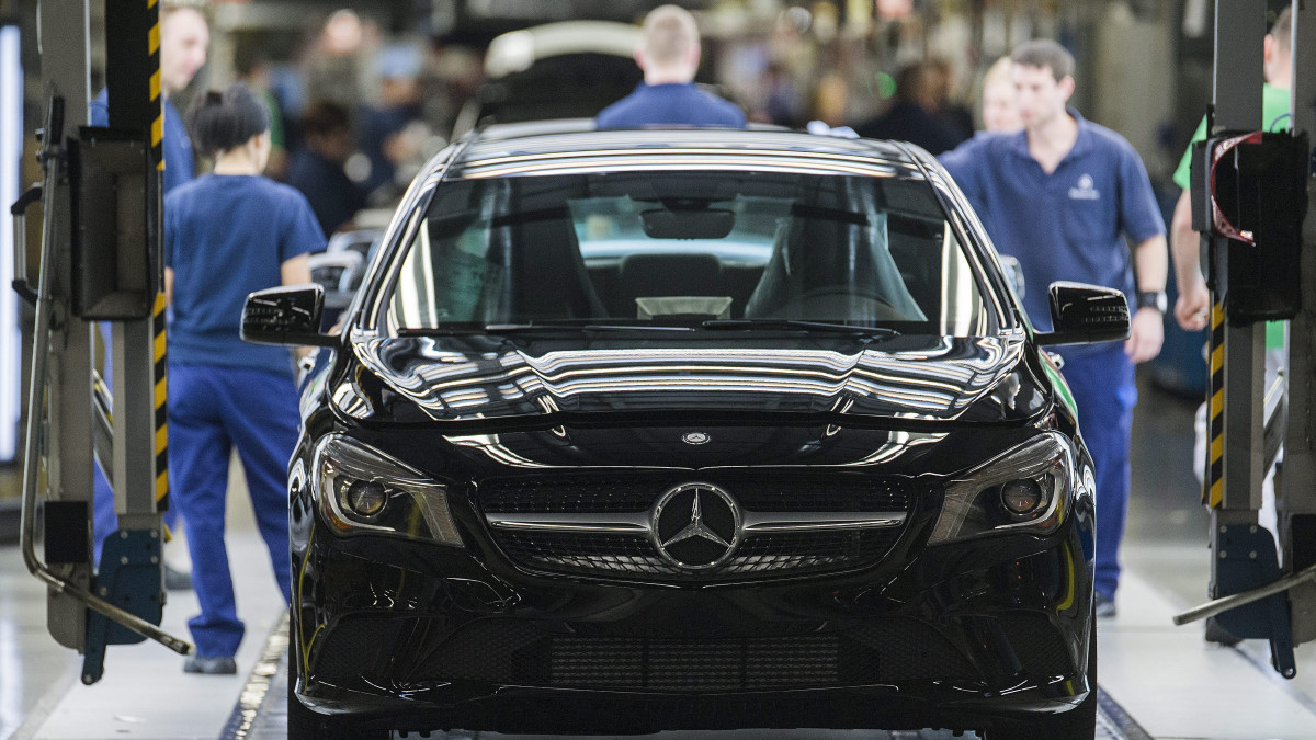 Mercedes-Benz CLA gépkocsi a gyártósoron a Mercedes-Benz kecskeméti gyárában 2015. március 25-én. A gyárban három éve kezdték meg a B-osztályú, 2013-ban a CLA, majd 2015-ben a CLA Shooting autók gyártását.