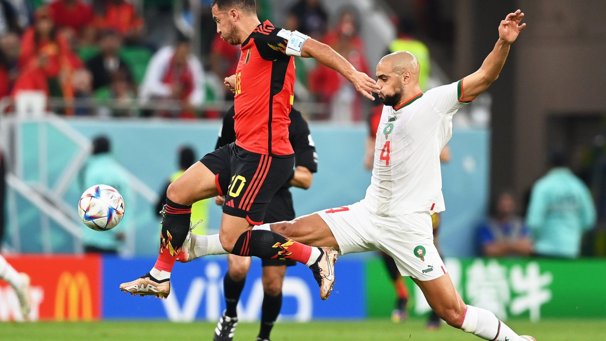 A belga Eden Hazard (b) és a marokkói Szofjan Amrabat a katari labdarúgó-világbajnokság F csoport második fordulójában játszott Belgium-Marokkó mérkőzésen a dohai at-Tumama Stadionban 2022. november 27-én.
