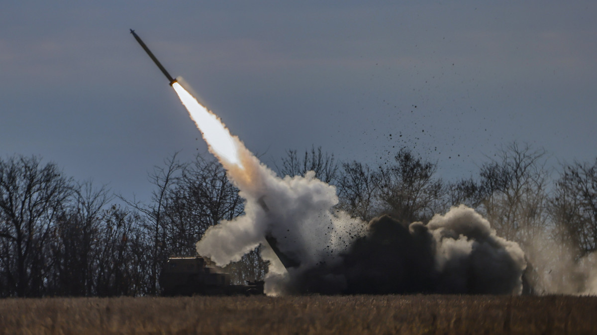 2022. november 7-én közreadott képen ukrán katonák amerikai nagy mozgékonyságú rakétatüzérségi rendszerrel (HIMARS) tüzelnek a Herszoni területen november 5-én.