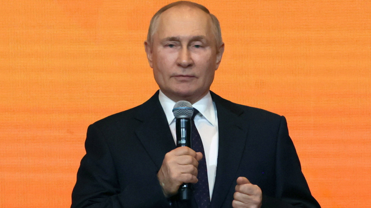 Vlagyimir Putyin orosz elnök beszél egy önkéntes szervezet fórumán a moszkvai Manézs rendezvényközpontban 2022. december 5-én. Putyin aláírta azt a törvénymódosítás-csomagot, amely megtiltja a médiában az LMBT, a nemi átalakítás és a pedofília propagandáját. A tilalom a filmekre, könyvekre, reklámokra, médiakiadványokra és számítógépes játékokra vonatkozik, megszegése esetén akár 10 millió rubel (63 millió forint) bírság is kiszabható. Az államfő aláírta továbbá azt a törvényt is, amely megtiltja a gyűlések, felvonulások és tüntetések megtartását a közhatalom épületei, a templomok, az oktatási intézmények, a vasútállomások, repülőterek és kórházak közelében.
