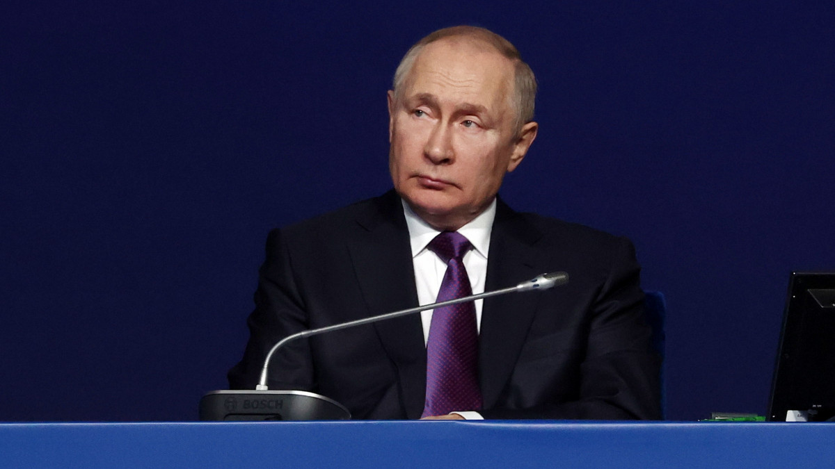 Vlagyimir Putyin orosz elnök felszólal az orosz nemzeti bírói kongresszus ülésén Moszkvában 2022. november 29-én.
