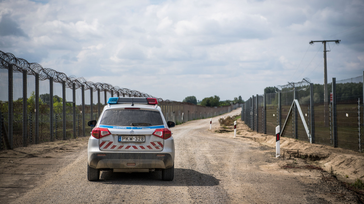 A Miniszterelnöki Kabinetiroda által közreadott képen rendőrautó járőrőzés közben az ideiglenes biztonsági határzárnál a magyar-szerb határon, Ásotthalomnál 2021. szeptember 1-jén. Ezen a napon Bakondi György, a miniszterelnök belbiztonsági főtanácsadója sajtótájékoztatót tartott az ideiglenes biztonsági határzárnál, amelyen elmondta, hogy jelentősen emelkedett idén a határsértők száma 2020-hoz képest. A határsértők többsége már nem szír, hanem afgán állampolgárnak vallja magát.