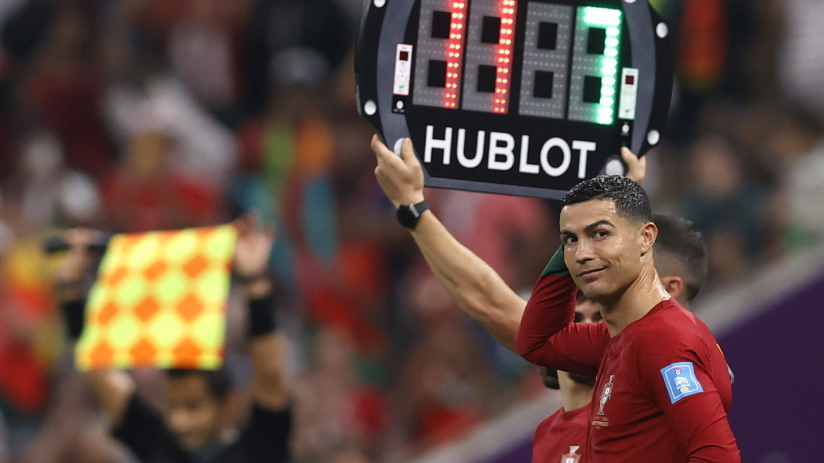A portugál Cristiano Ronaldo cserejátékosként pályára készül lépni a katari labdarúgó-világbajnokság nyolcaddöntőjében játszott Portugália-Svájc mérkőzésen a Loszaíl Stadionban 2022. december 6-án.
