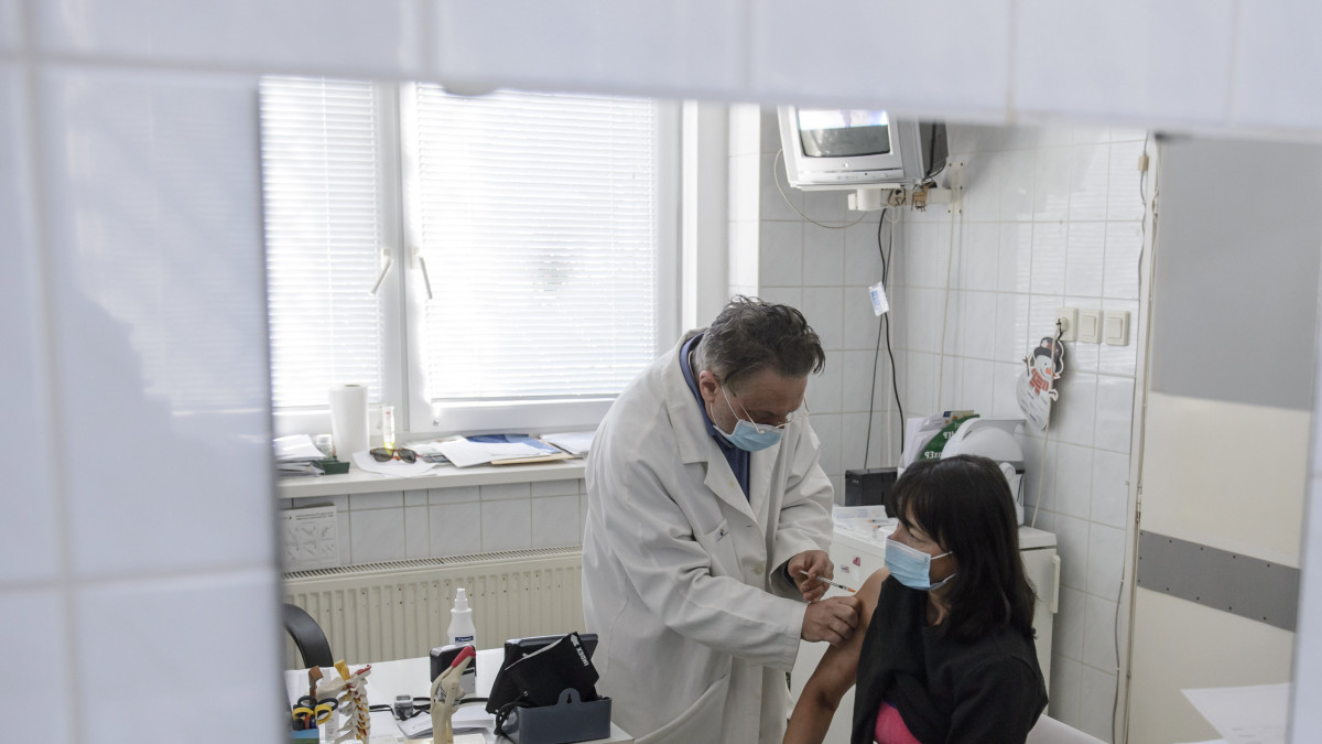 Ferkó Attila háziorvos a Pfizer-BioNTech koronavírus elleni vakcina első adagjával olt be egy nőt salgótarjáni rendelőjében 2021. április 9-én.