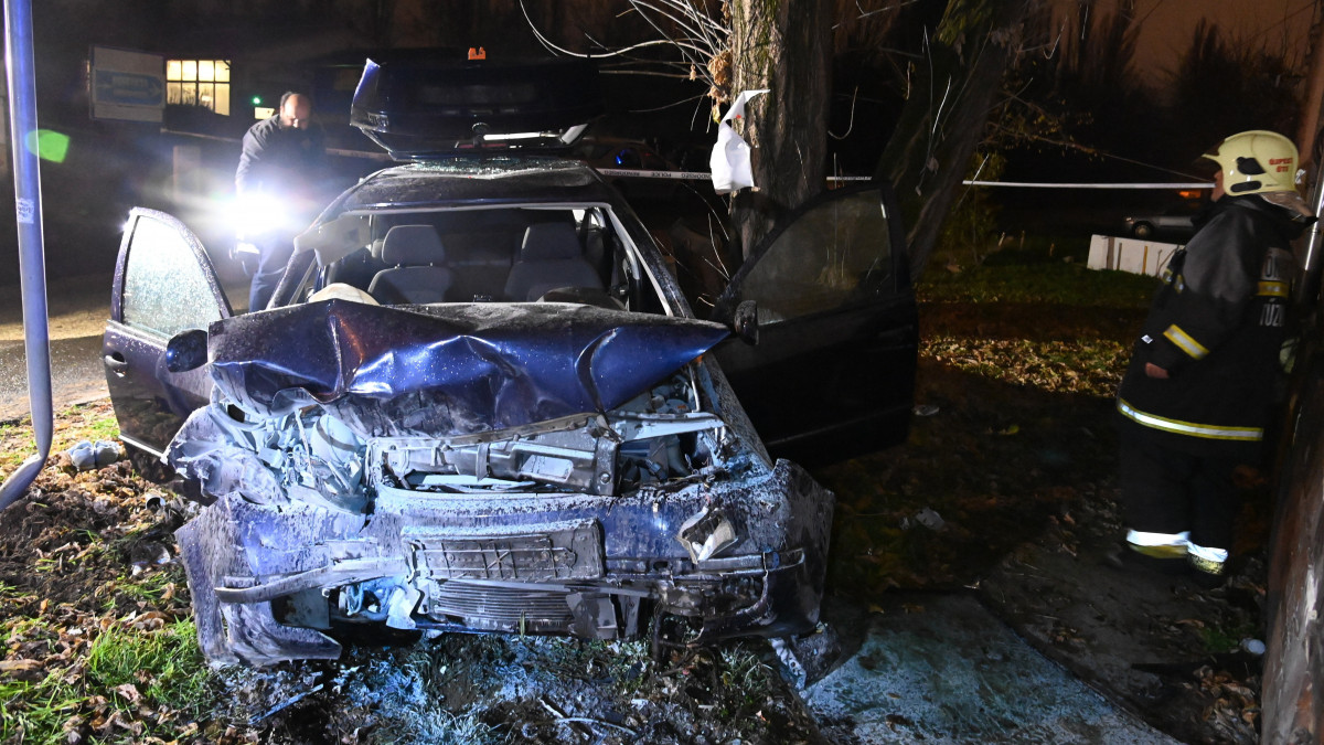 Összeroncsolódott személyautó 2022. december 8-án este a IV. kerületi Elem utcában, ahol két autó összeütközött. Egy 32 éves férfi a helyszínen meghalt, utasa súlyos sérülést szenvedett.