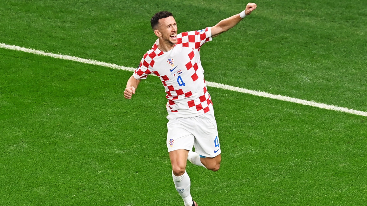 A horvát Ivan Perisic, miután befejelte csapata első, egyenlítő gólját a katari labdarúgó-világbajnokság nyolcaddöntőjében játszott Japán-Horvátország mérkőzésen az al-vakrai al-Dzsanúb Stadionban 2022. december 5-én.