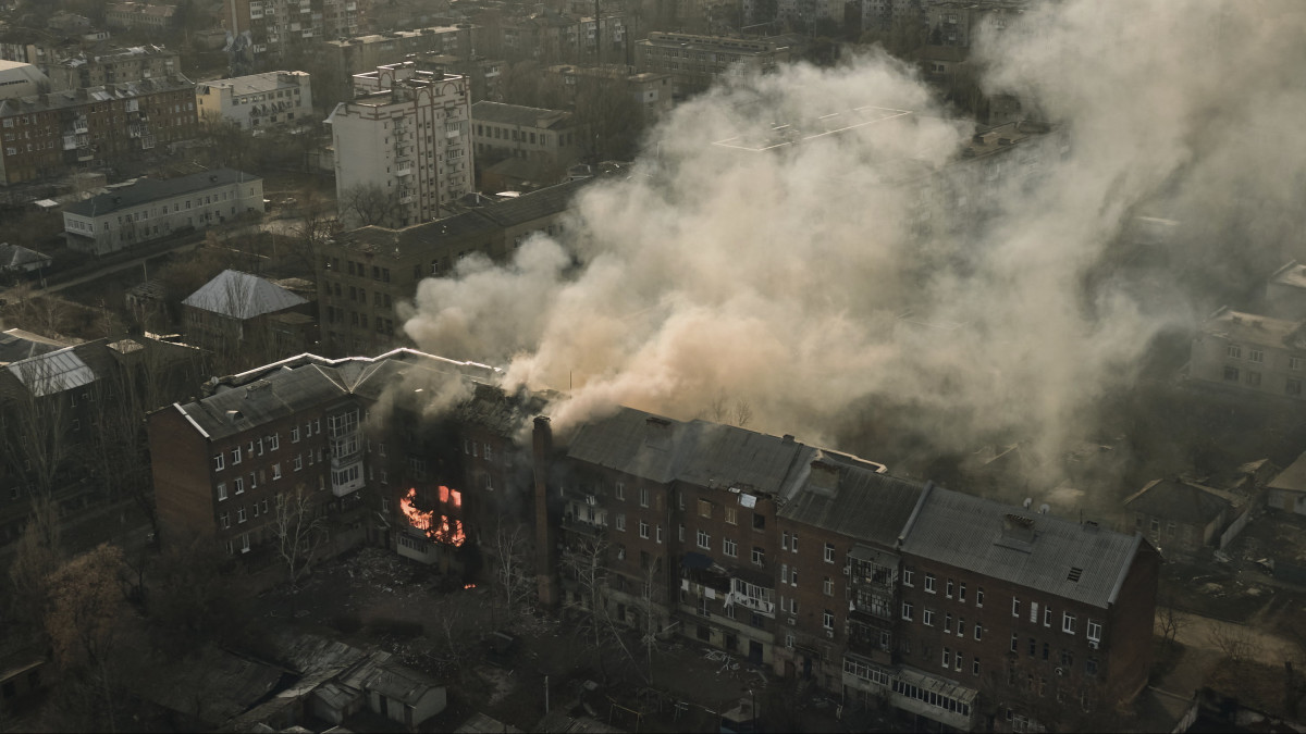Lángoló lakóház a kelet-ukrajnai Donyecki területen fekvő Bahmutban egy orosz tüzérségi támadás után, 2022. december 7-én.