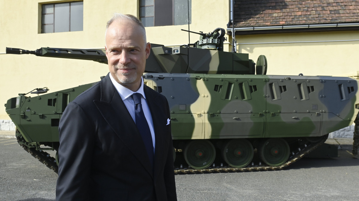 Szalay-Bobrovniczky Kristóf honvédelmi miniszter az önkéntes katonai szolgálatot vállalók eskütétele, valamint a Lynx KF41 harcjárművek átadása alkalmából tartott ünnepség után a Petőfi Sándor Laktanyában 2022. október 15-én.