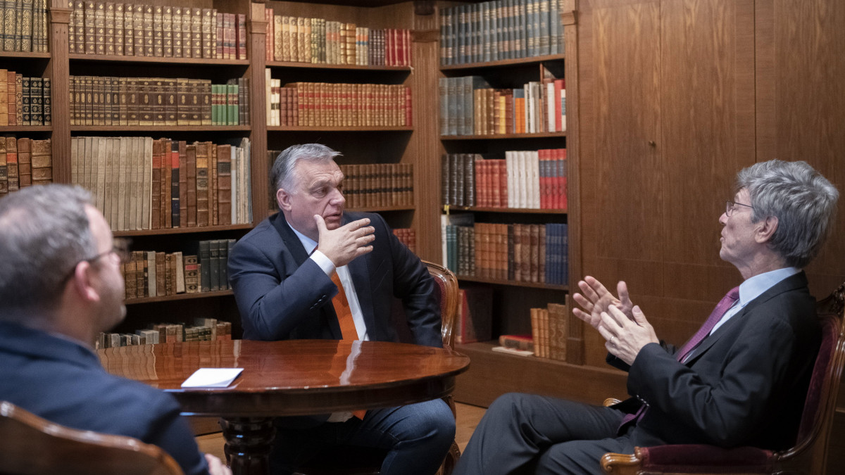 A Miniszterelnöki Sajtóiroda által közreadott képen Orbán Viktor miniszterelnök (k) és a legnevesebb amerikai egyetemeken oktató Jeffrey Sachs közgazdász professzor (j) megbeszélést folytat a Karmelita kolostorban 2022. december 9-én. Mellettük Orbán Balázs, a miniszterelnök politikai igazgatója (b). Megbeszélésük középpontjában az ukrajnai háború volt, egyetértettek az azonnali tűzszünet és a béketárgyalások fontosságában, valamint abban, hogy a nyugati országoknak sokkal óvatosabban kellene eljárniuk az Ukrajnának nyújtott katonai támogatás terén.