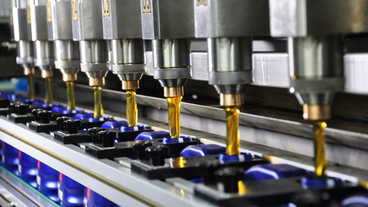 Lubricating oil filling and packaging production line