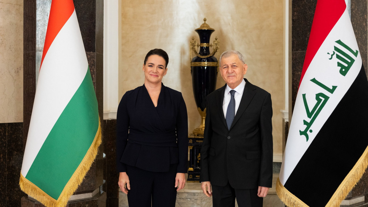 A Sándor-palota által közreadott képen Novák Katalin köztársasági elnök (b) és Rasíd Abdullatif iraki elnök találkozója Bagdadban 2022. december 9-én.