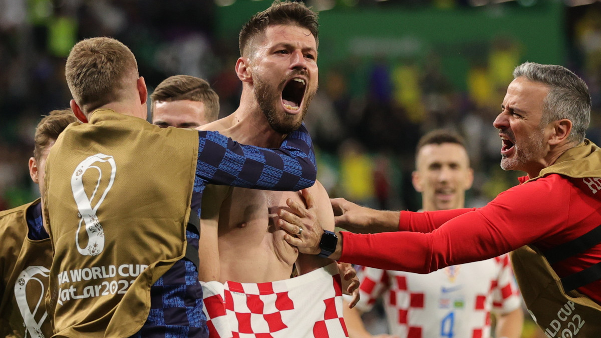 A horvát Bruno Petkovic (k), miután berúgta csapata első, egyenlítő gólját a katari labdarúgó-világbajnokság negyeddöntőjében játszott Horvátország-Brazília mérkőzés hosszabbításában az ar-rajjáni Egyetemvárosi Stadionban 2022. december 9-én.