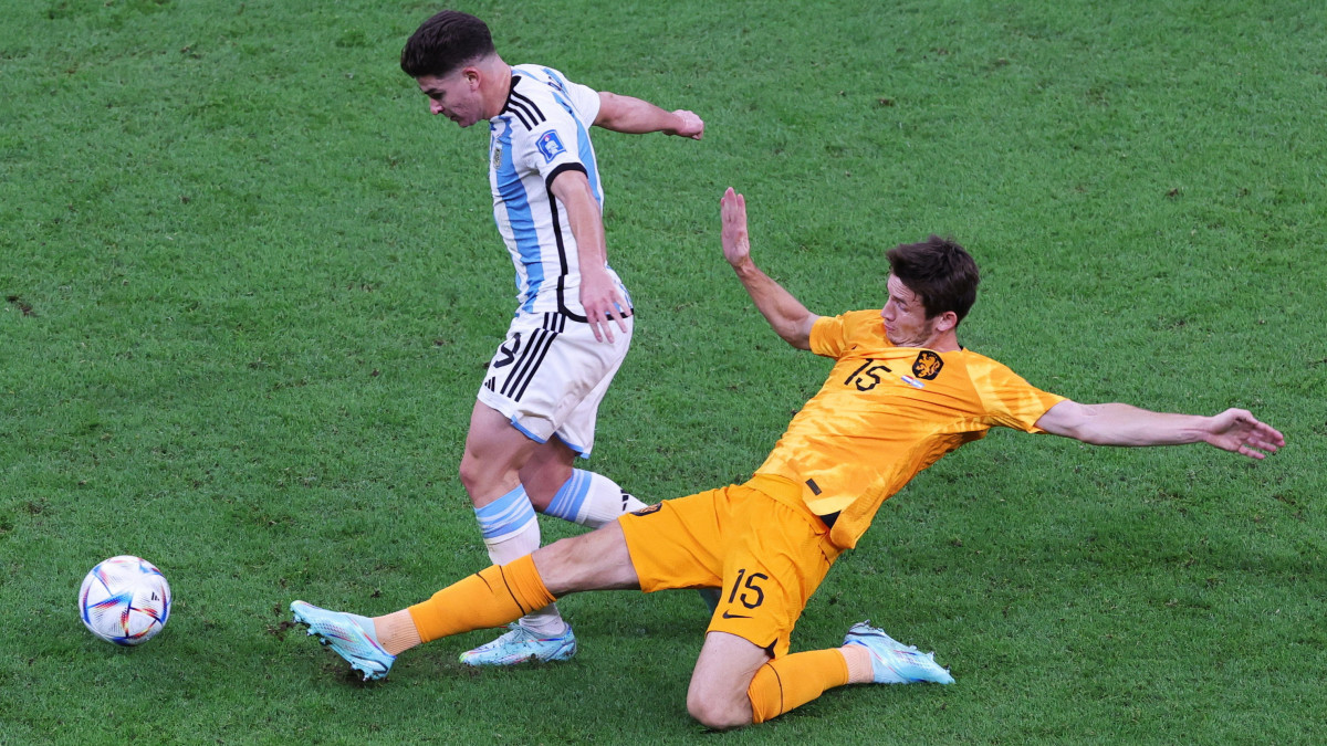 Az argentin Julian Álvarez (b) és a holland Marten de Roon a katari labdarúgó-világbajnokság negyeddöntőjében játszott Hollandia-Argentína mérkőzésen a Loszaíl Stadionban 2022. december 9-én.