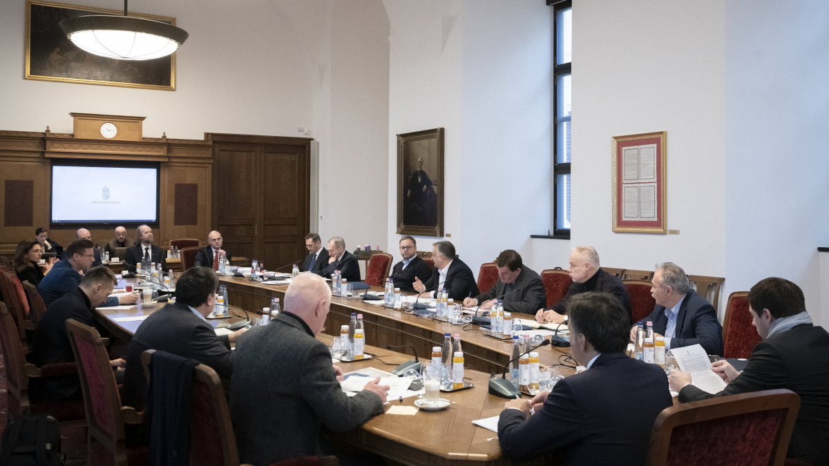 A Miniszterelnöki Sajtóiroda által közreadott képen Orbán Viktor miniszterelnök (jobbról középen) kormányülést tart a Karmelita kolostorban 2022. december 10-én. A miniszterek gazdasági és energiabiztonsági ügyekről tárgyalnak.