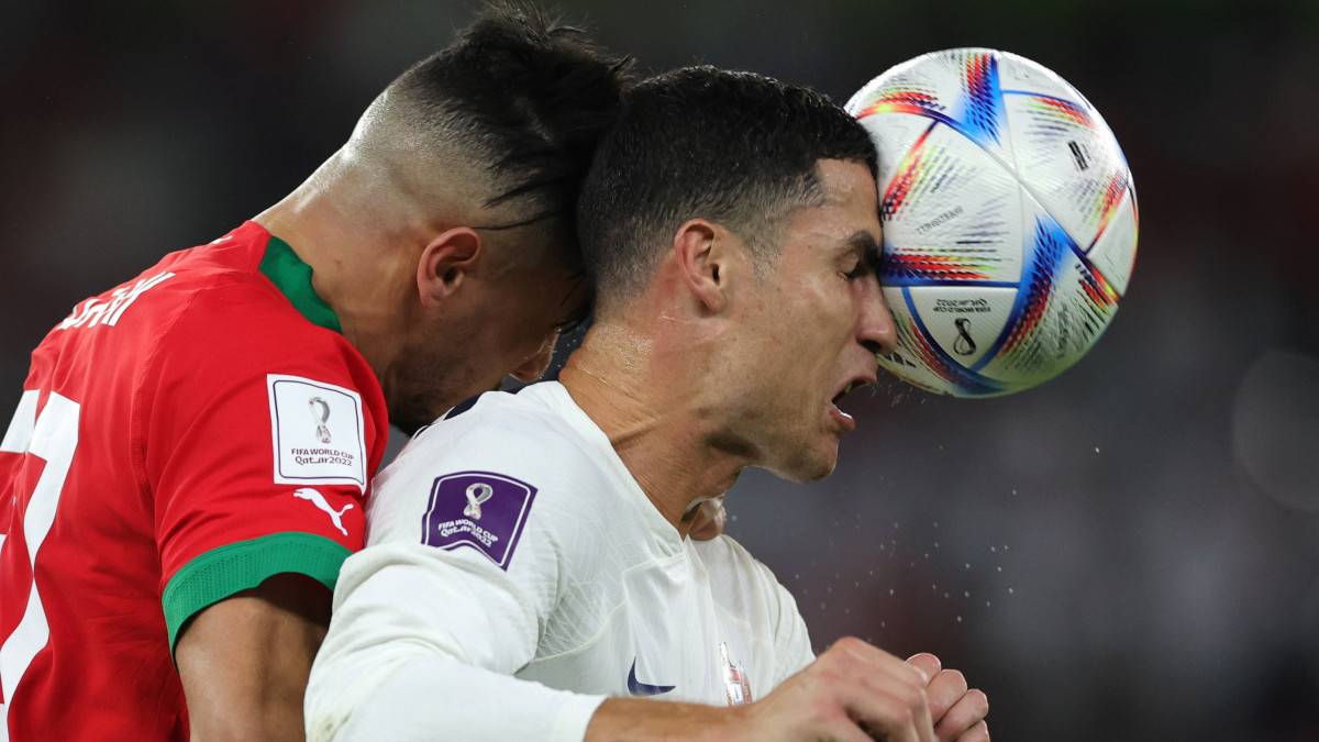 A portugál Cristiano Ronaldo a katari labdarúgó-világbajnokság negyeddöntőjében játszott Marokkó-Portugália mérkőzésen a dohai at-Tumama Stadionban 2022. december 10-én.