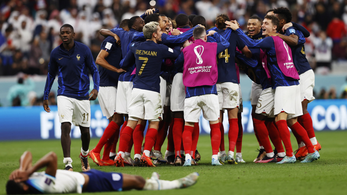 A francia játékosok ünnepelnek a katari labdarúgó-világbajnokság Anglia-Franciaország negyeddöntő mérkőzése után az al-hori al-Bajt Stadionban 2022. december 10-én. A címvédő francia labdarúgó-válogatott 2-1-re győzött.