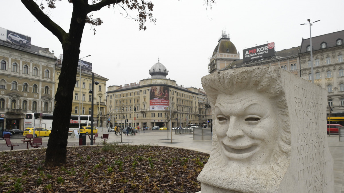 A felújított fővárosi Blaha Lujza tér az átadás napján, 2022. december 10-én.