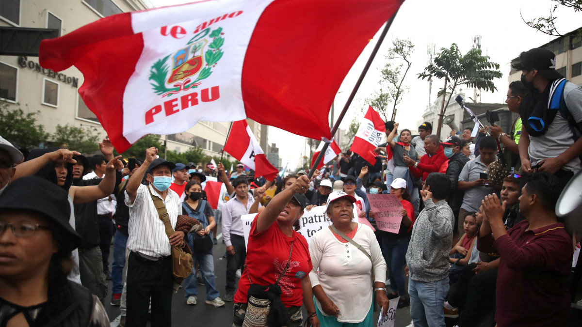Pedro Castillo elmozdított perui elnök támogatói tüntetnek a törvényhozás, a kongresszus limai épületének közelében 2022. december 9-én. A kongresszus december 7-én nagy többséggel leváltotta Castillót, miután ő megpróbálta feloszlatni az elmozdítását tervező törvényhozást. Castillót a rendőrség őrizetbe vette.