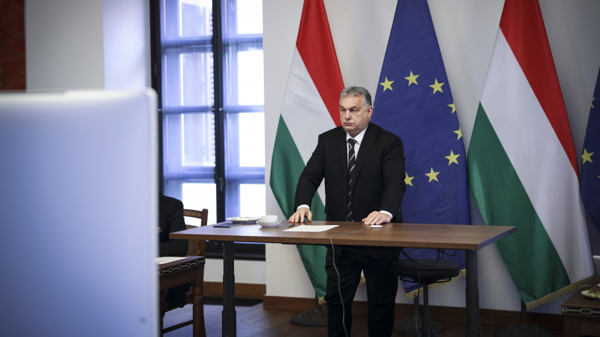 A Miniszterelnöki Sajtóiroda által közreadott képen Orbán Viktor kormányfő az e heti uniós csúcstalálkozót előkészítő videókonferencián vesz részt Budapesten, a Karmelita kolostorban 2022. december 12-én.