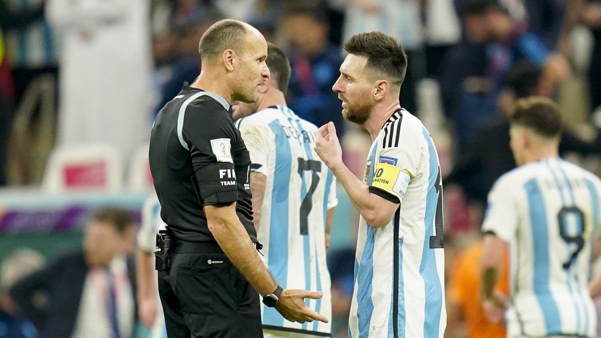 LUSAIL CITY, QATAR - DECEMBER 09: referee Antonio Mateu Lahoz talks to Lionel Messi of Argentina during the FIFA World Cup Qatar 2022 quarter final match between Netherlands and Argentina at Lusail Stadium on December 9, 2022 in Lusail City, Qatar. (Photo by Tnani Badreddine/DeFodi Images via Getty Images)
