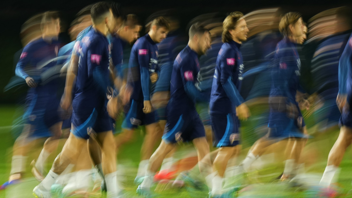 Bemelegítenek a játékosok a horvát válogatott dohai edzésén 2022 december 11-én. Horvátország december 13-án Argentína ellen játszik a katari labdarúgó-világbajnokság elődöntőjében.