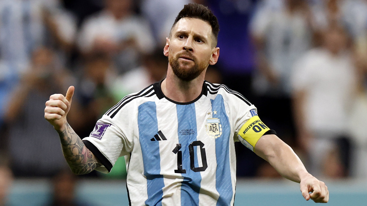 Az argentin Lionel Messi, miután 11-esből megszerezte csapata második gólját a katari labdarúgó-világbajnokság negyeddöntőjében játszott Hollandia-Argentína mérkőzésen a Loszaíl Stadionban 2022. december 9-én.