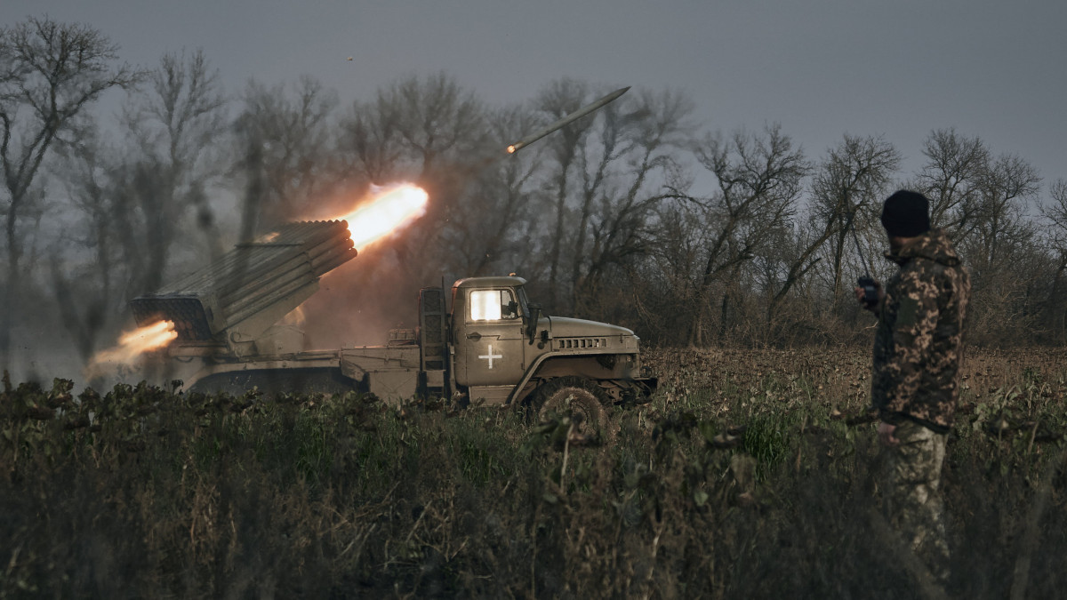 Ukrán katonák egy BM21 Grad típusú rakéta-sorozatvetővel lőnek orosz állásokat a frontvonalon, a Donyecki területen levő Bahmut közelében 2022. november 24-én.