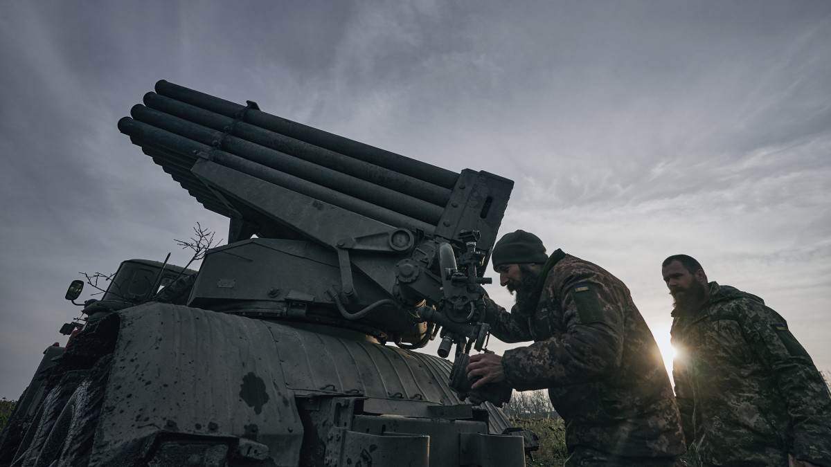 Ukrán katonák egy BM21 Grad típusú rakéta-sorozatvetőt készülnek bevetni az oroszok ellen a frontvonalon, a Donyecki területen levő Bahmut közelében 2022. november 24-én.