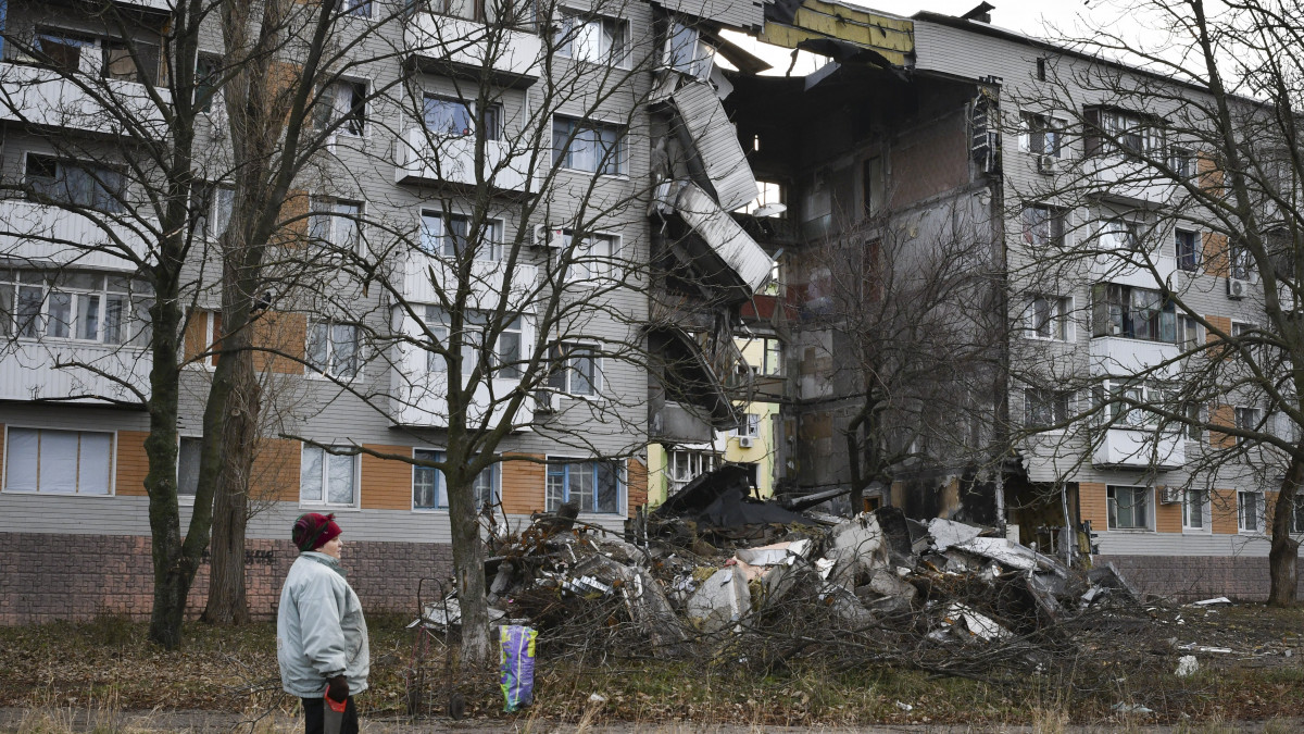 Orosz tüzérségi támadásban megrongált lakóház a kelet-ukrajnai Donyecki területen fekvő Bahmutban 2022. december 11-én.
