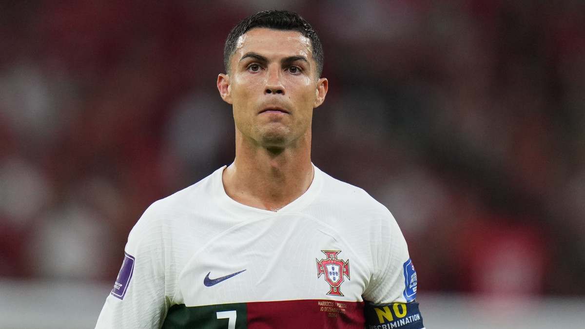 A portugál Cristiano Ronaldo a katari labdarúgó-világbajnokság negyeddöntőjében játszott Marokkó-Portugália mérkőzésen a dohai at-Tumama Stadionban 2022. december 10-én. Portugália 1-0-ra kikapott.