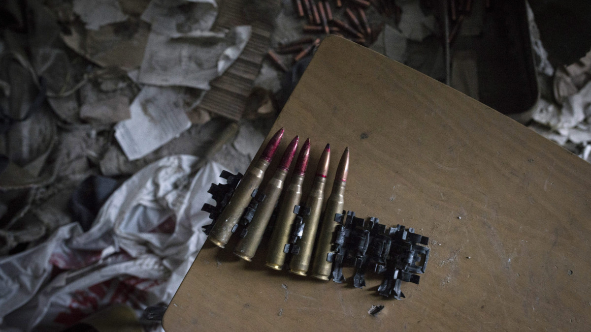 Donyeck, 2015. március 2.Töltények egy megsemmisült épületben a kelet-ukrajnai Donyeck repülőterén 2015. március 2-án. Az oroszbarát szakadárok bejelentették, hogy a  február 12-i minszki megállapodásban foglaltakat teljesítve befejezték a nehézfegyverek kivonását a front menti ütközőzónából. (MTI/EPA/Luca Piergiovanni)