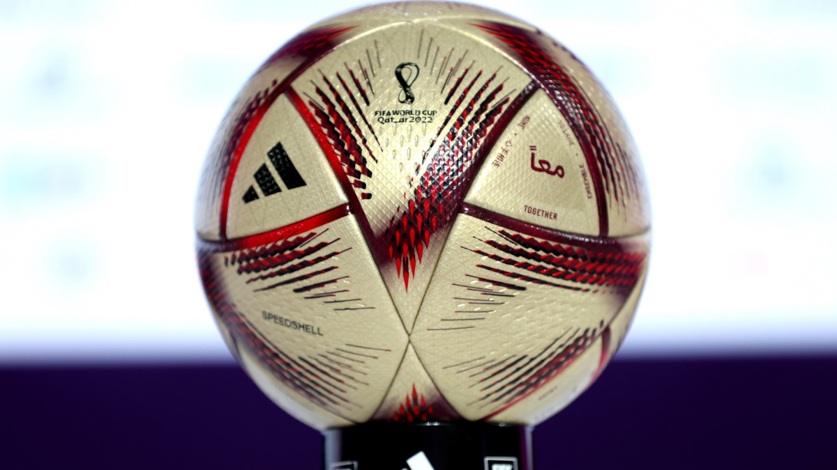 A katari labdarúgó-világbajnokság elődöntőjének és döntőjének Al-Hilm (Az Álom) nevű labdája egy dohai sajtóértekezlet előtt, 2022 december 12-én.