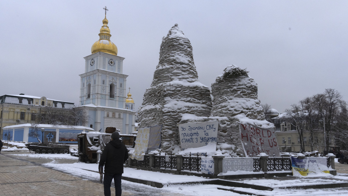Olga hercegnő, András apostol és Cirill és Metód, a szláv írásbeliség és kultúra megalapítóinak homokzsákokkal védett emlékműve az aranykupolás Szent Mihály székesegyház előtt Kijev belvárosában 2022. december 12-én.