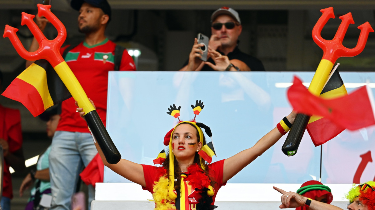 Belga szurkoló a dohai at-Tumama Stadionban a katari labdarúgó-világbajnokság Belgium-Marokkó mérkőzése előtt 2022. november 27-én.