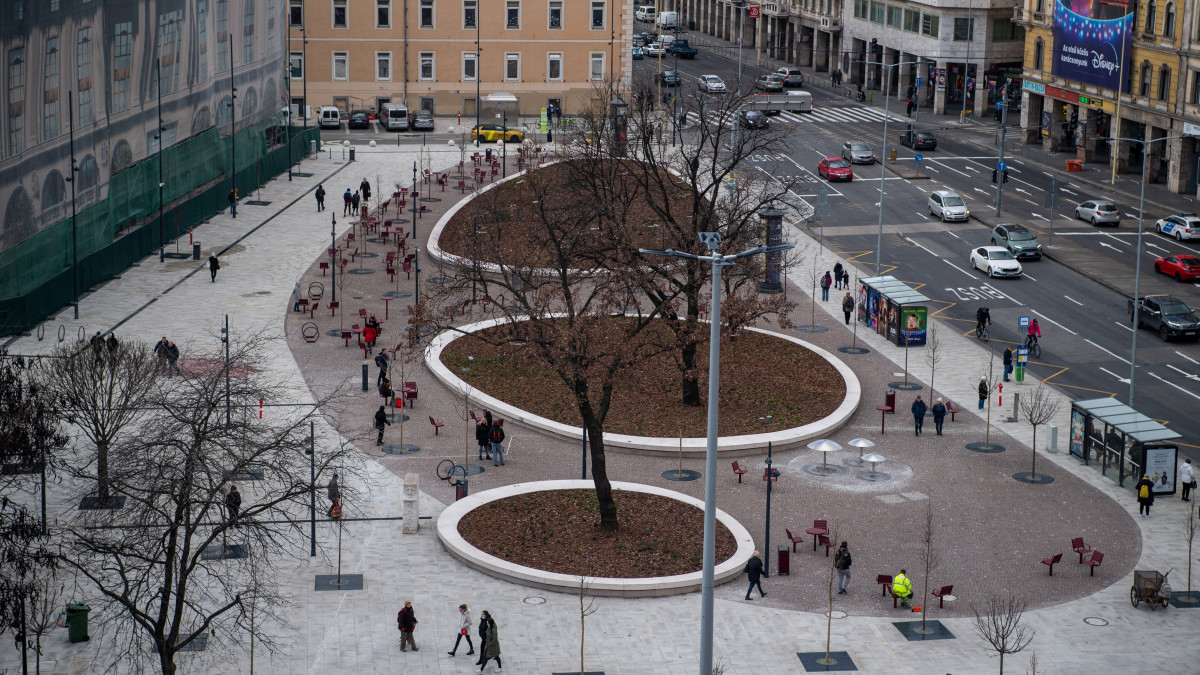 A felújított budapesti Blaha Lujza tér 2022. december 12-én.