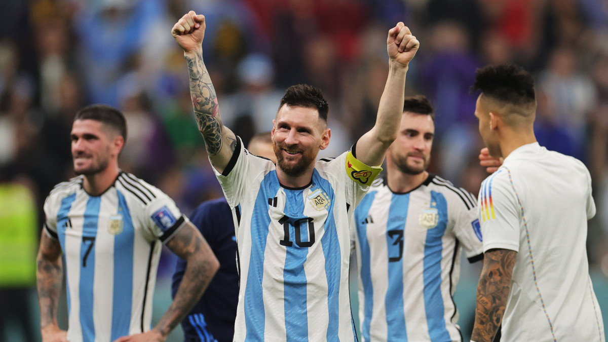 Az argentin Lionel Messi (k) ünnepel csapattársaival, miután 3-0-ra győztek a katari labdarúgó-világbajnokság Horvátország-Argentína elődöntő mérkőzésen a Loszaíl Stadionban 2022. december 13-án.
