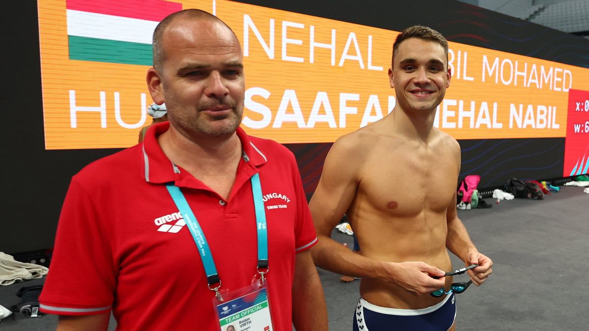 Virth Balázs edző (b) és Milák Kristóf olimpiai, világ- és háromszoros Európa-bajnok válogatott úszó a Duna Arénában 2022. június 16-án, a magyarországi vizes vb kezdete előtt két nappal.