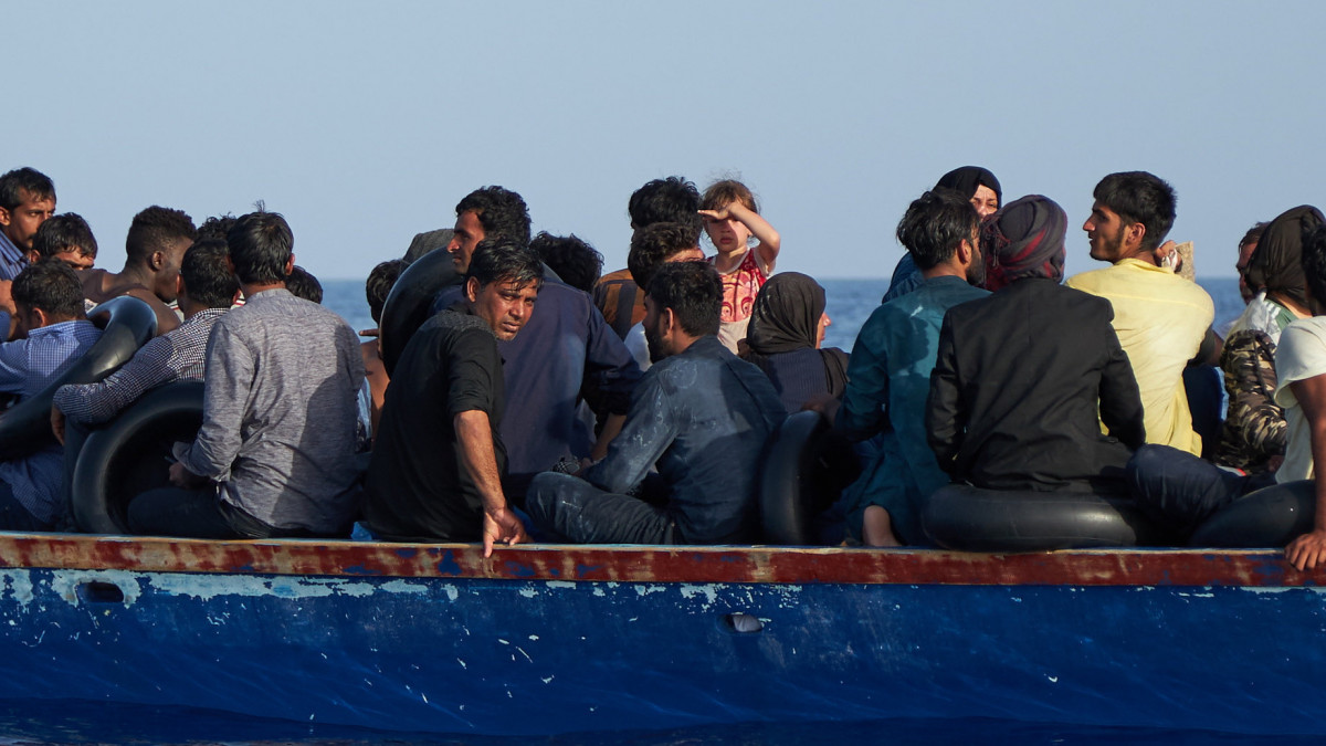 A Sea-Eye német nem kormányzati szervezet által közreadott képen Európába igyekvő illegális bevándorlók egy csónakban, a Földközi-tengeren 2019. július 8-án. A szervezet közlése szerint 44 migránst vett fedélzetére a Sea-Eye migránsok szállítására specializálódott hajója, az Alan Kurdi. Arra számítanak, hogy az illegális bevándorlókat a máltai haditengerészet egyik hajója viszi majd a partra.