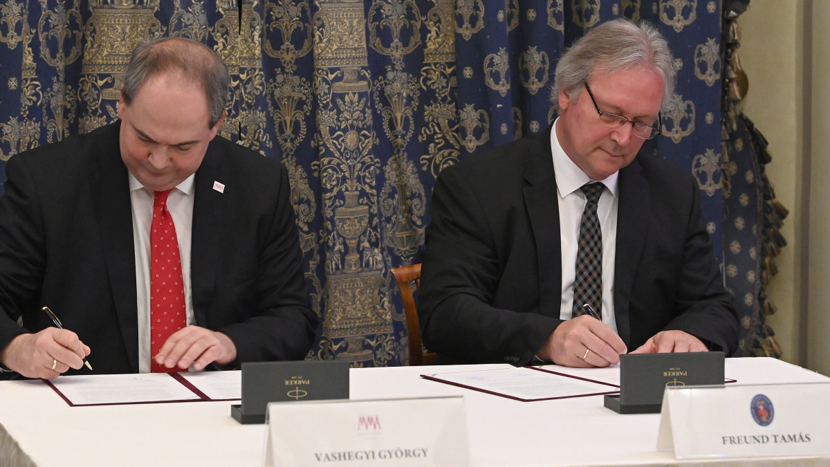 Freund Tamás (j), a Magyar Tudományos Akadémia (MTA) és Vashegyi György, a Magyar Művészeti Akadémia (MMA) elnöke stratégiai együttműködési szándéknyilatkozatot ír alá Budapesten, az MTA székházában 2022. december 14-én.