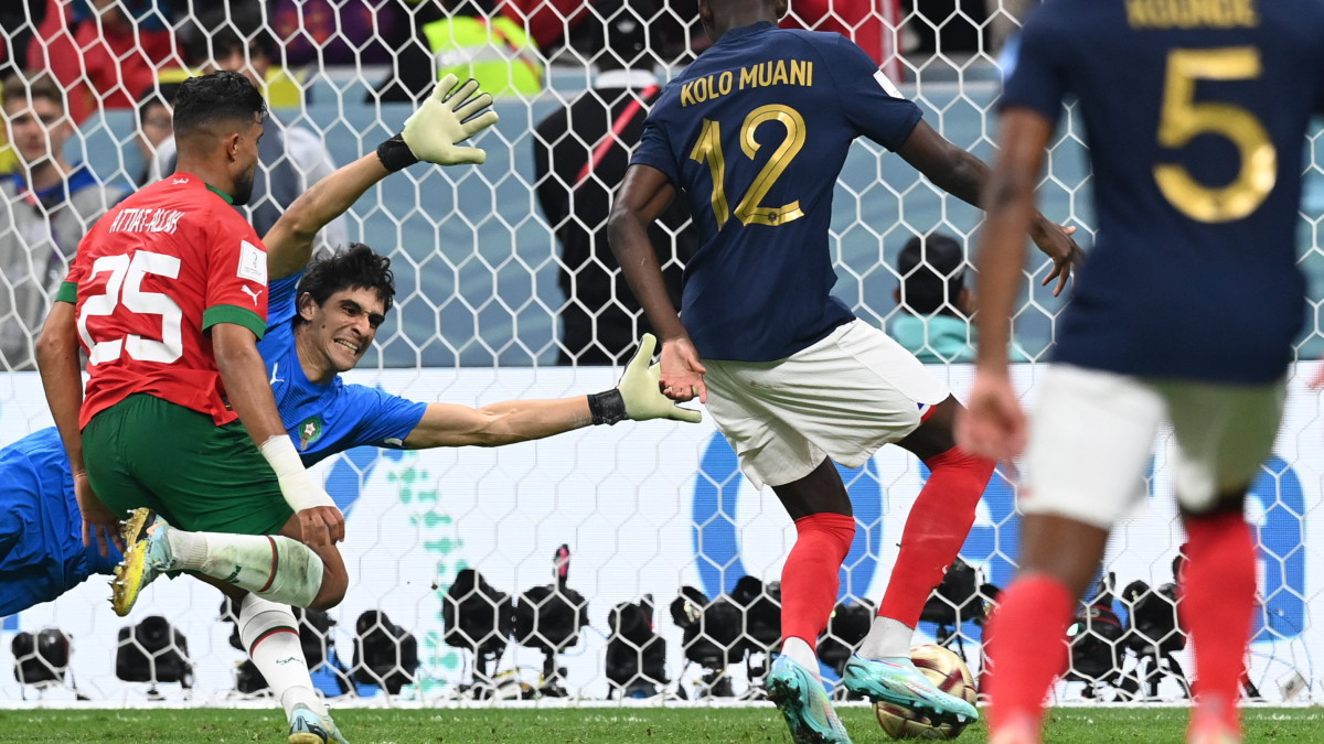 A francia Randal Kolo Muani (j2) gólt szerez a katari labdarúgó-világbajnokság Franciaország-Marokkó elődöntő mérkőzésén az al-hori al-Bajt Stadionban 2022. december 14-én.
