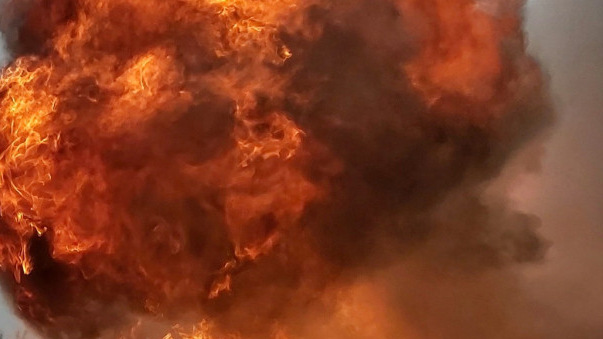 Hatalmas lángokkal ég egy orosz olajfinomító, halottak is vannak