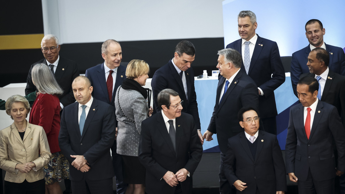 A Miniszterelnöki Sajtóiroda által közreadott képen Orbán Viktor miniszterelnök (középen j2) az uniós tagállamok és a Délkelet-Ázsiai Nemzetek Szövetsége (ASEAN) tagállami vezetőinek csúcstalálkozóján Brüsszelben 2022. december 14-én. A kormányfő mellett Pedro Sánchez spanyol miniszterelnök (j3). Elöl balról Ursula von der Leyen, az Európai Bizottság elnöke.
