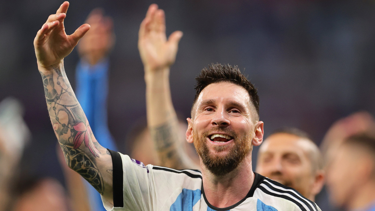 Lionel Messi argentin csapatkapitány ünnepel a katari labdarúgó-világbajnokság Argentína-Ausztrália nyolcaddöntő mérkőzésének végén az ar-rajjáni Ahmad bin Ali Stadionban 2022. december 3-án. Argentína 2-1-re győzött.