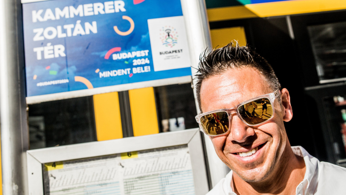 Kammerer Zoltán háromszoros olimpiai és háromszoros világbajnok kajakozó az Oktogonon az olimpia nemzetközi világnapja alkalmából ideiglenesen róla elnevezett villamosmegállóban 2016. június 23-án.