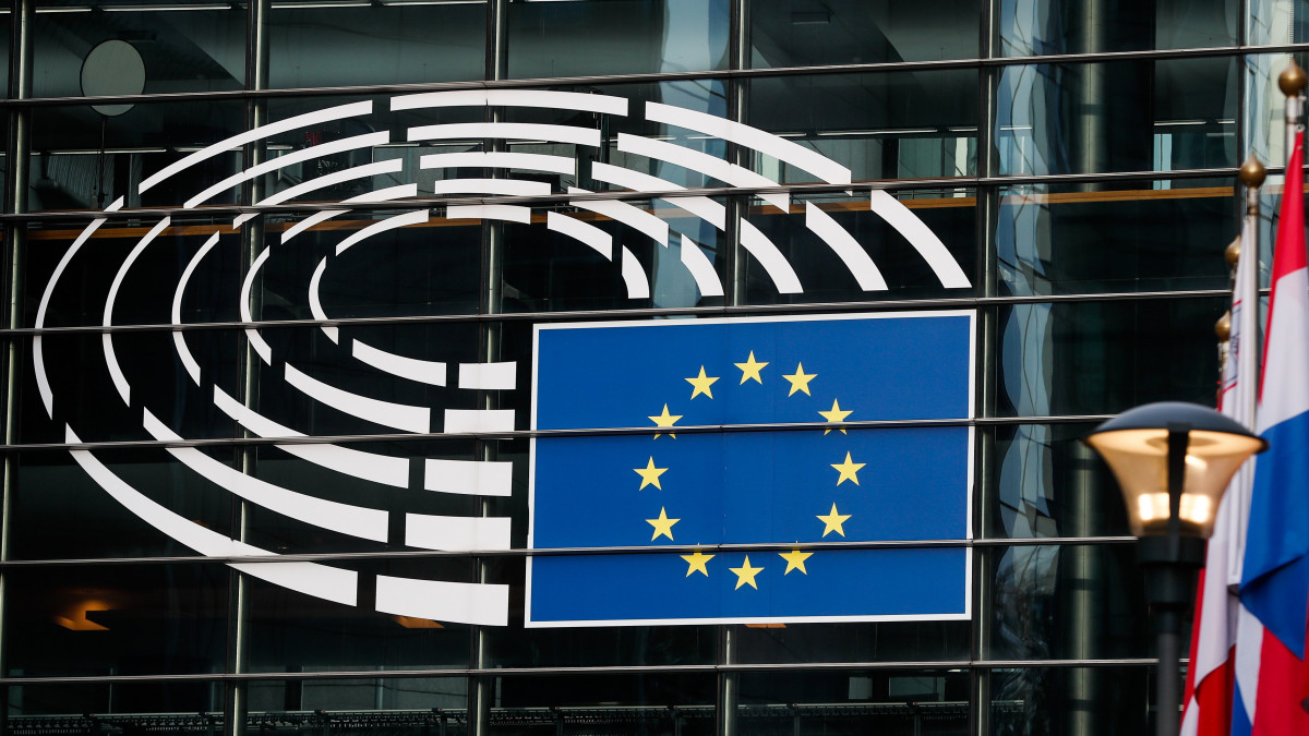 Az Európai Parlament emblémája Brüsszelben 2022. december 13-án. Eva Kaili görög szocialista képviselőt, az Európai Parlament alelnökét korrupció gyanújával vizsgálati fogságba helyezték Belgiumban december 11-én.