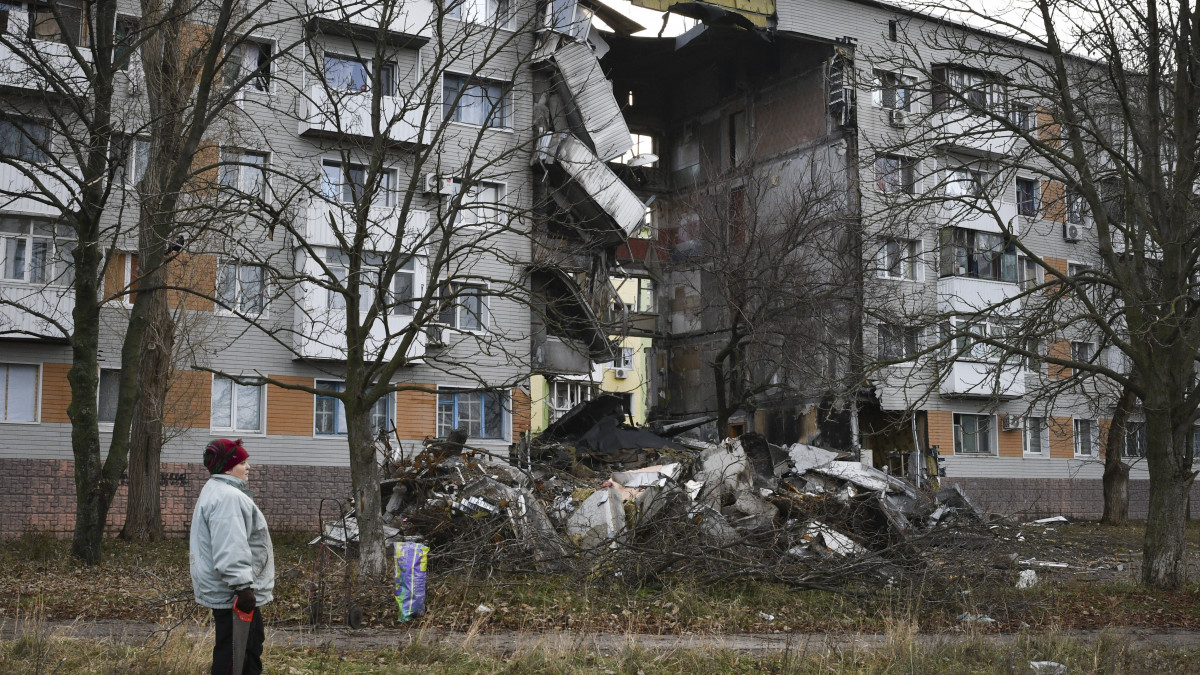 Orosz tüzérségi támadásban megrongált lakóház a kelet-ukrajnai Donyecki területen fekvő Bahmutban 2022. december 11-én.