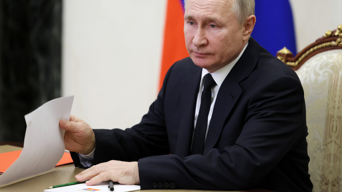 Vlagyimir Putyin orosz elnök videókonferencia keretében tárgyal az orosz Biztonsági Tanács tagjaival a moszkvai Kremlben 2022. december 6-án.