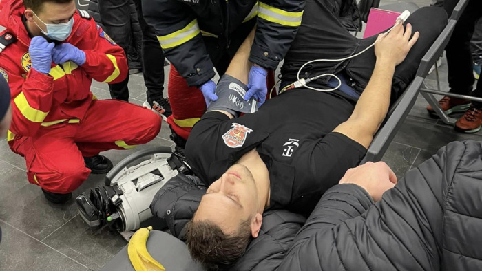Bukarestben lett rosszul a magyar válogatott kézilabdázó, azonnal kórházba kellett szállítani – fotók